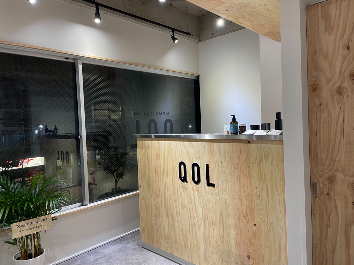QOL 立川 受付カウンター（木製・QOLロゴ入り）